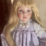 Зеленоглазая блондинка.