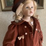 Мари-Каприче от Hildegard Gunzel с куклой компаньонкой.