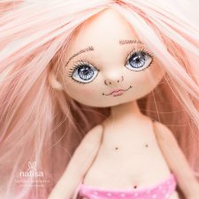 Когда у нее фиалковые глаза и розовые волосы. Куколка от Наташи Исенбаевой