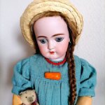 Старинная янтарная брошь для большой куклы