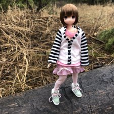 Azone Майа в лесу после дождя