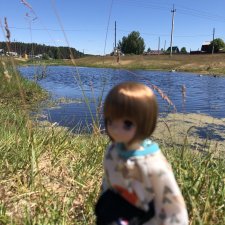 Azone Майа гуляет возле пруда