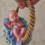 Фигурка младенец в корзинке