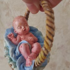 Фигурка младенец в корзинке
