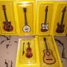 Гитары, скрипка, арфа, духовые муз инструменты