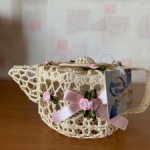 Декоративный плетенный чайничек для интерьера кукольных рукодельниц