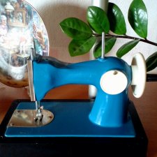 Винтажная швейная машинка для ваших малышек