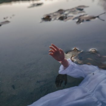 Над водой тишина