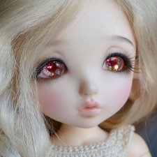 Глаза цвета розы