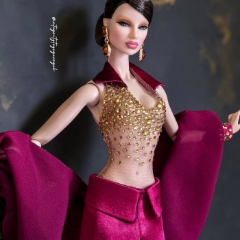 Martini Social: Евгения в золоте и фуксии от Джесси Аялы