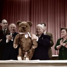 Как Никите Сергеевичу Хрущеву большого плюшевого мишку подарили (1961 год).