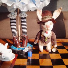 Следуй за белым кроликом... Алиса, текстильная кукла и белый кролик