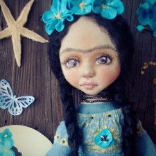 Маленькая Фрида в голубом. Текстильная кукла