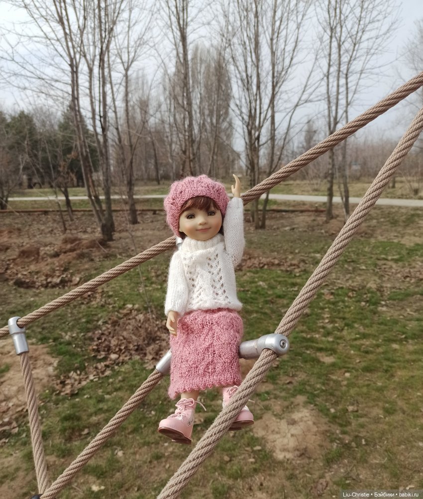 Первая прогулка — Куклы Ruby Red (Руби Ред) Fashion Friends: Siblies (фото 6)