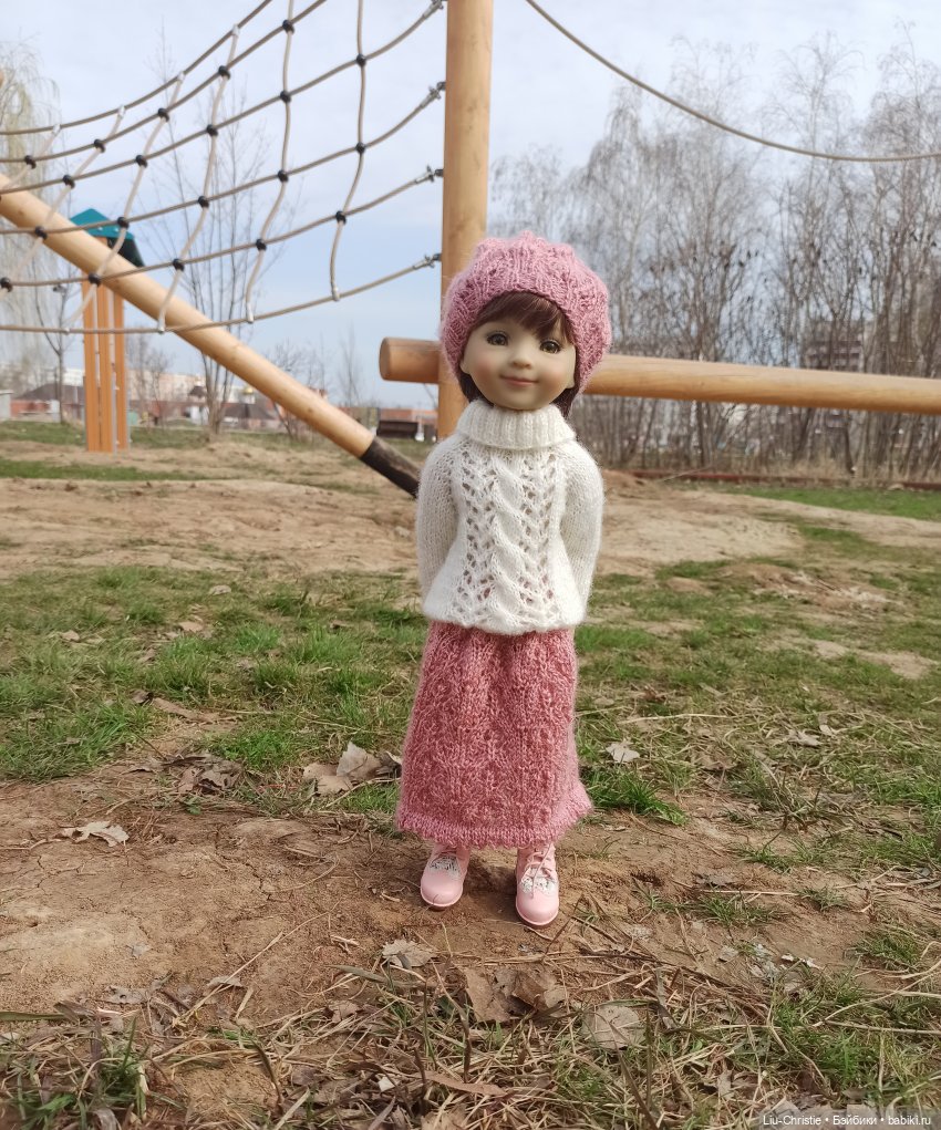 Первая прогулка — Куклы Ruby Red (Руби Ред) Fashion Friends: Siblies (фото 5)