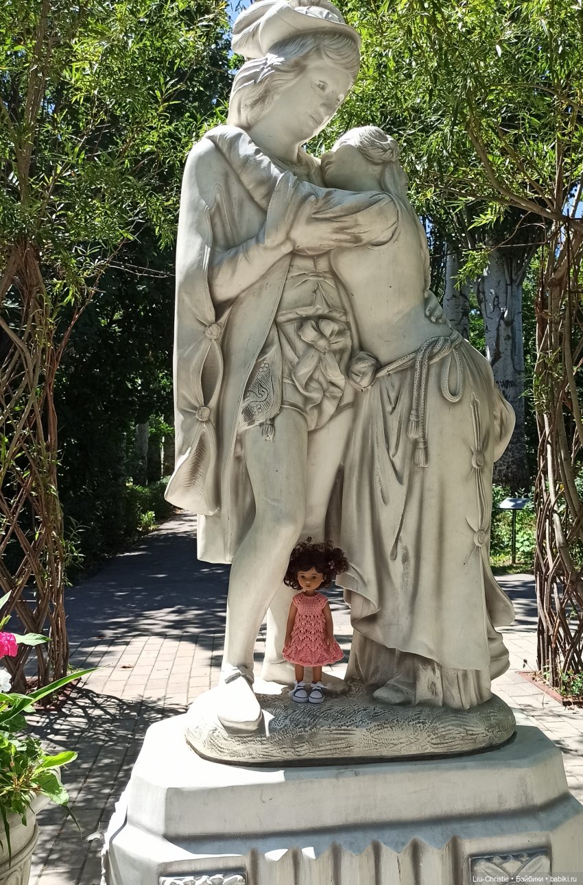 Прогулка Вики по парку — Куклы Ruby Red (Руби Ред) Fashion Friends: Siblies