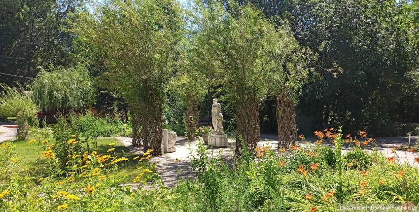 Прогулка Вики по парку — Куклы Ruby Red (Руби Ред) Fashion Friends: Siblies