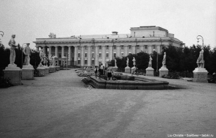 Прогулка Вики по парку — Куклы Ruby Red (Руби Ред) Fashion Friends: Siblies (фото 3)