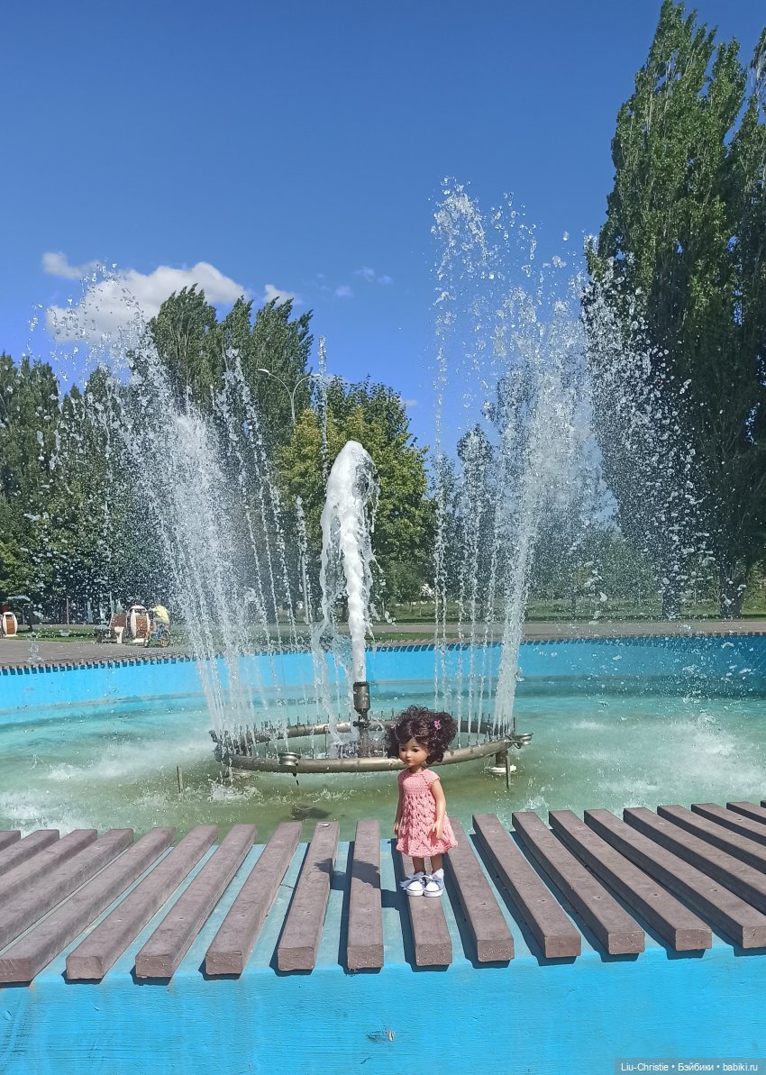 Прогулка Вики по парку, ч. 2