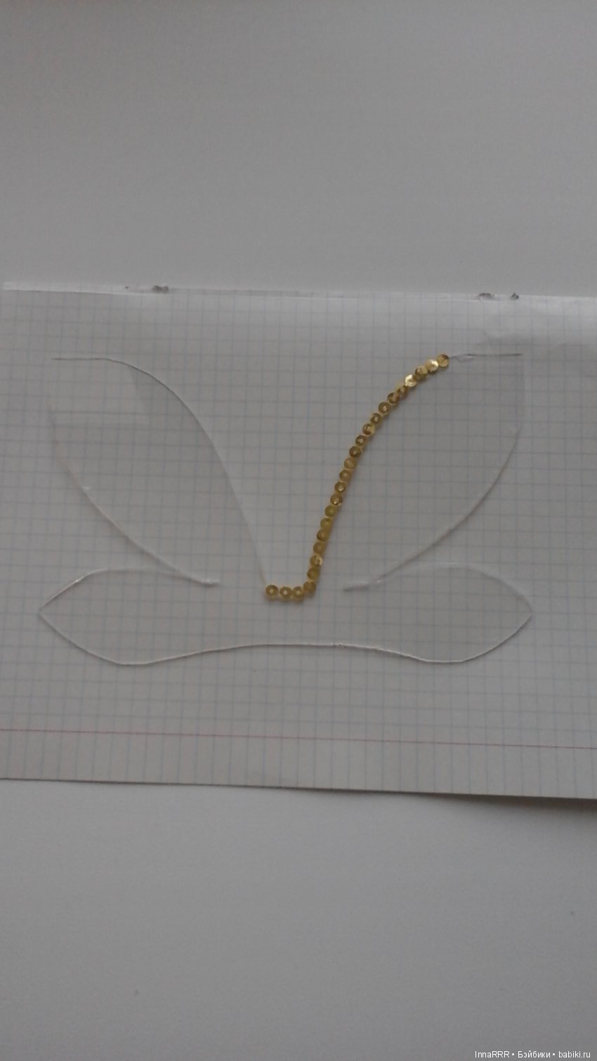 Крылышки вырезаем из пластика и обклеиваем пайетками