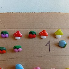 Много маленьких пуговиц для пошива платьев куклам, маленькие кнопки, заклепки.