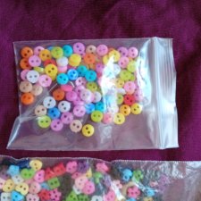 Много маленьких пуговиц для пошива платьев куклам, маленькие кнопки, заклепки.