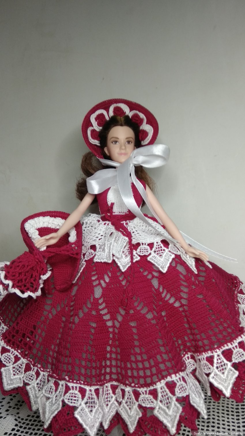 Вторая шляпка в руке. Вторая шляпка в руке.