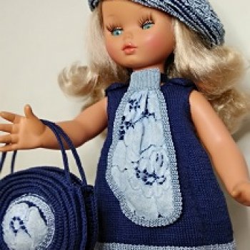 Платье с галстуком, сумочкой и беретиком.