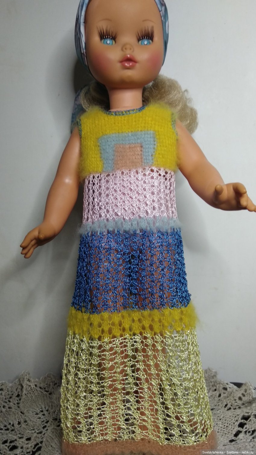 Вязаное платье для куклы в разных техниках - ТУН и спицы