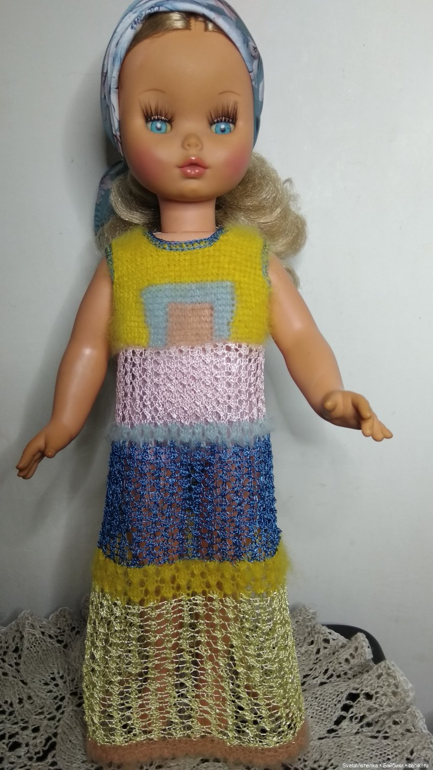 Вязаное платье для куклы в разных техниках - ТУН и спицы (фото 3)