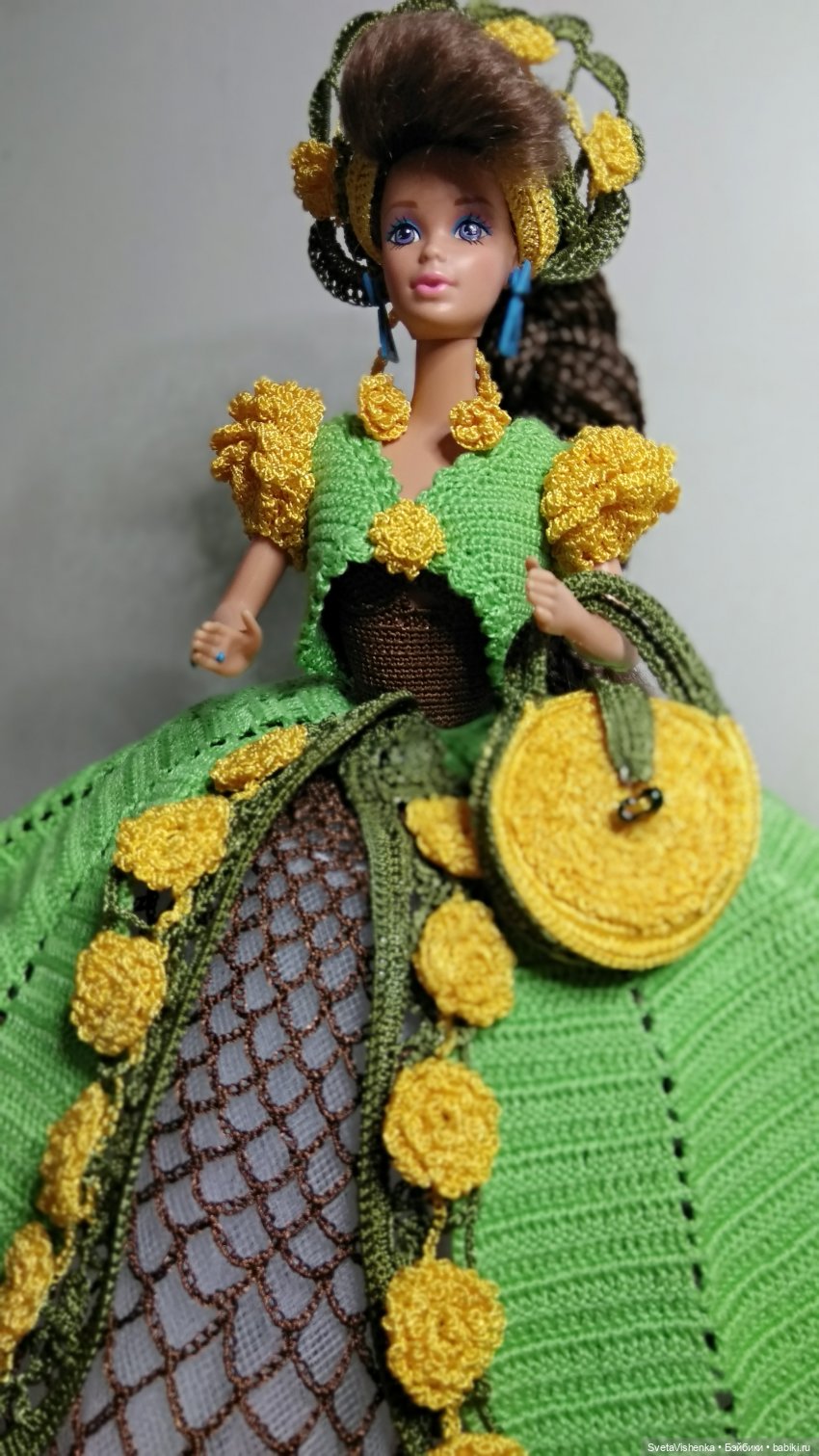 «Одуванчики в траве» - бальное платье с болеро, воротник – корона и сумочка для Барби