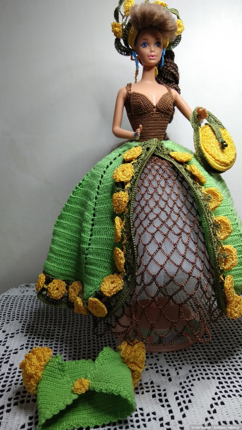 «Одуванчики в траве» - бальное платье с болеро, воротник – корона и сумочка для Барби (фото 5)