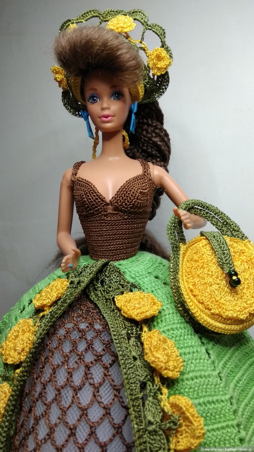 «Одуванчики в траве» - бальное платье с болеро, воротник – корона и сумочка для Барби (фото 2)