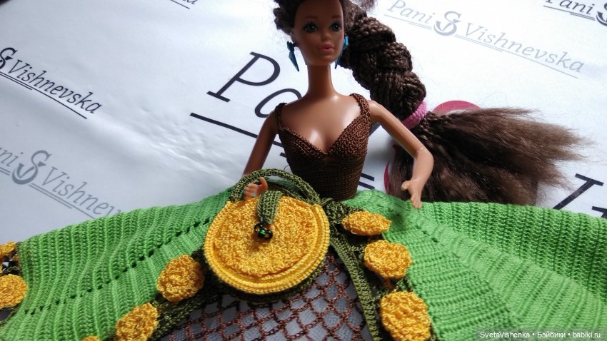 «Одуванчики в траве» - бальное платье с болеро, воротник – корона и сумочка для Барби (фото 3)