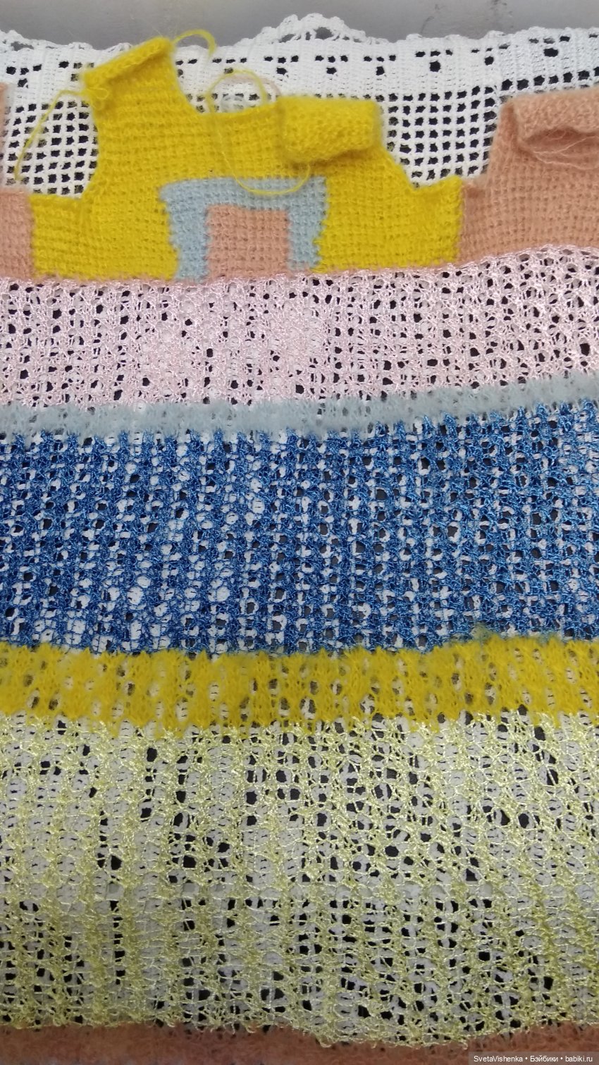 Вязаное платье для куклы в разных техниках - ТУН и спицы (фото 4)