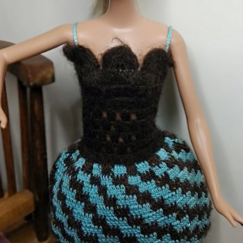 Платье на основе тесьмы.