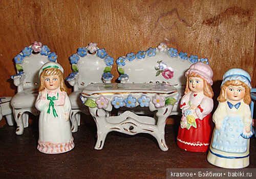 Во что мы с куклами играем? Во все! Фарфор: мебель, коллекционные наперстки, детская солонка