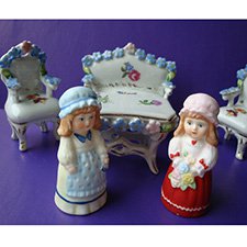 Во что мы с куклами играем? Во все! Фарфор: мебель, коллекционные наперстки, детская солонка