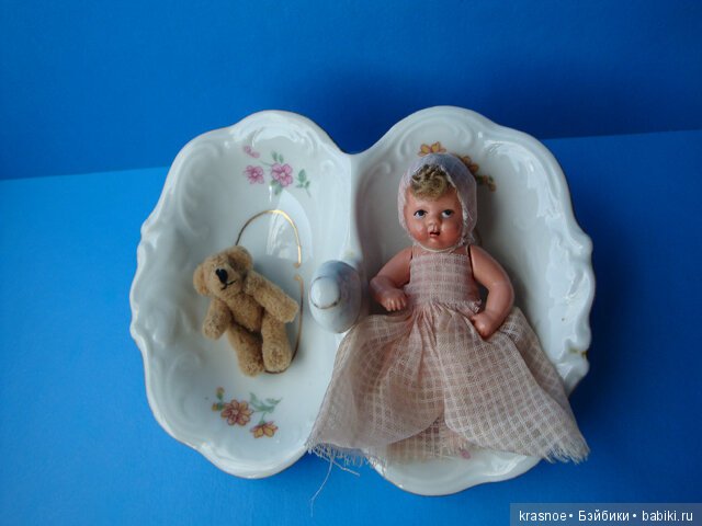 Во что мы с куклами играем? Во все! В винтажную посуду тоже (фото 5)