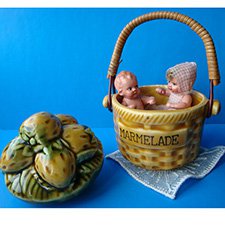 Во что мы с куклами играем? Во все! В винтажную посуду тоже