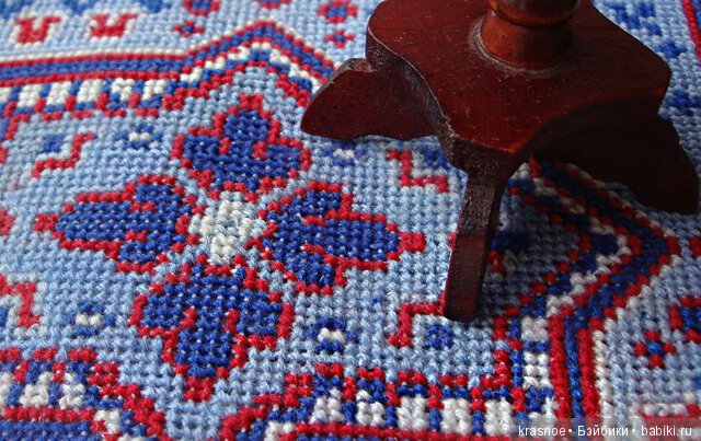 Коврик с антикварным рисунком крестом