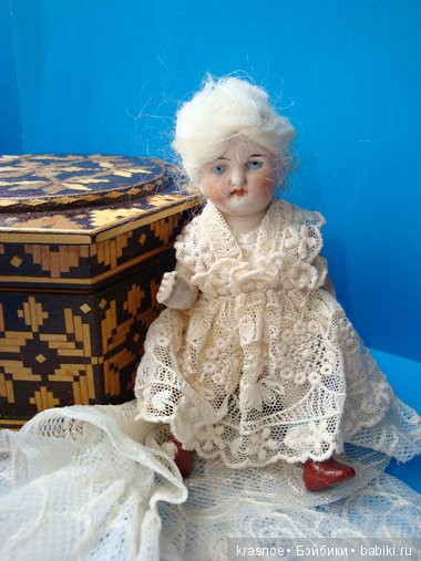 Во что мы с куклами играем? Во все! Швейная машина - не роскошь