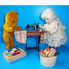 Во что мы с куклами играем? Во все! Швейная машина - не роскошь