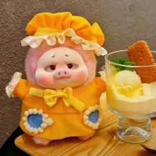 Забавная свинка в милом костюмчике