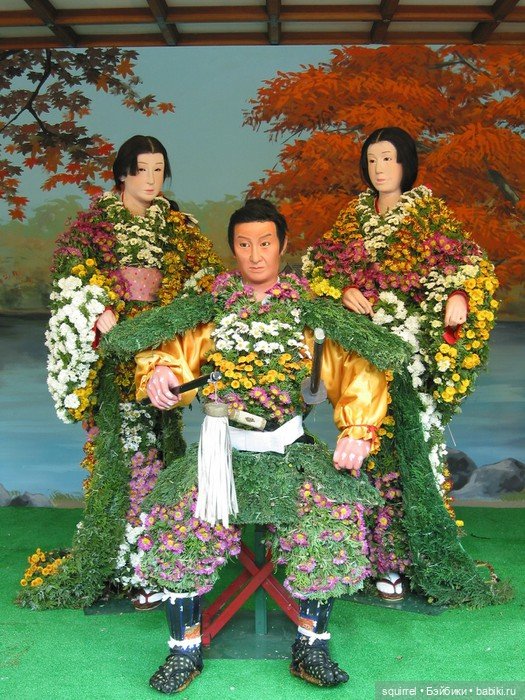 Японские куклы из хризантем