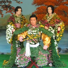 Японские куклы из хризантем