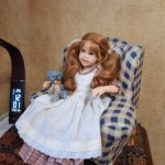 Мэгги ( Maggie) в кресле. Куколка из резин.