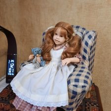 Мэгги ( Maggie) в кресле. Куколка из резин.
