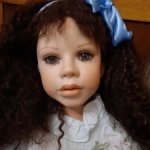 Крупная фарфоровая девочка.