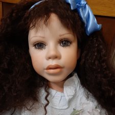 Крупная фарфоровая девочка.